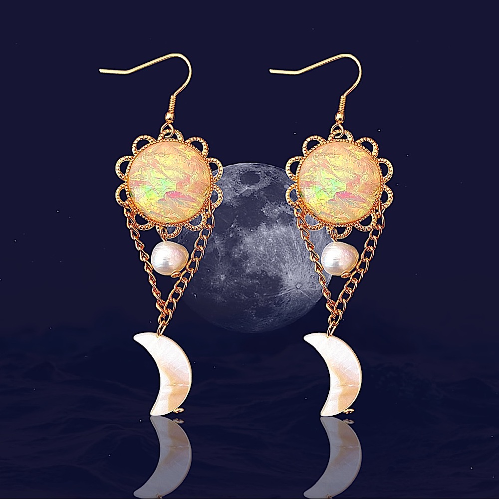 Crescent 🌙 moon pearl earrings